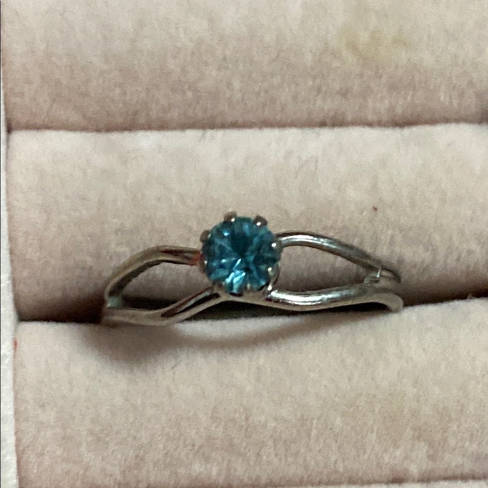Vintage Elegant Silver Tone Ring with Blue Gemstone